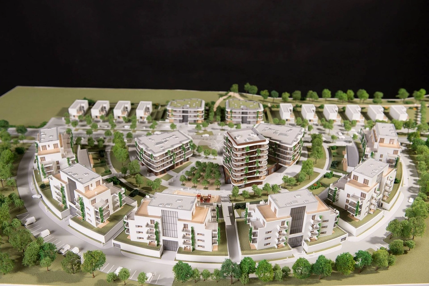 Logos Ingenieurplanungs GmbH – Dieses Bild zeigt ein physisches Architekturmodell eines Stadtplanungsprojekts.