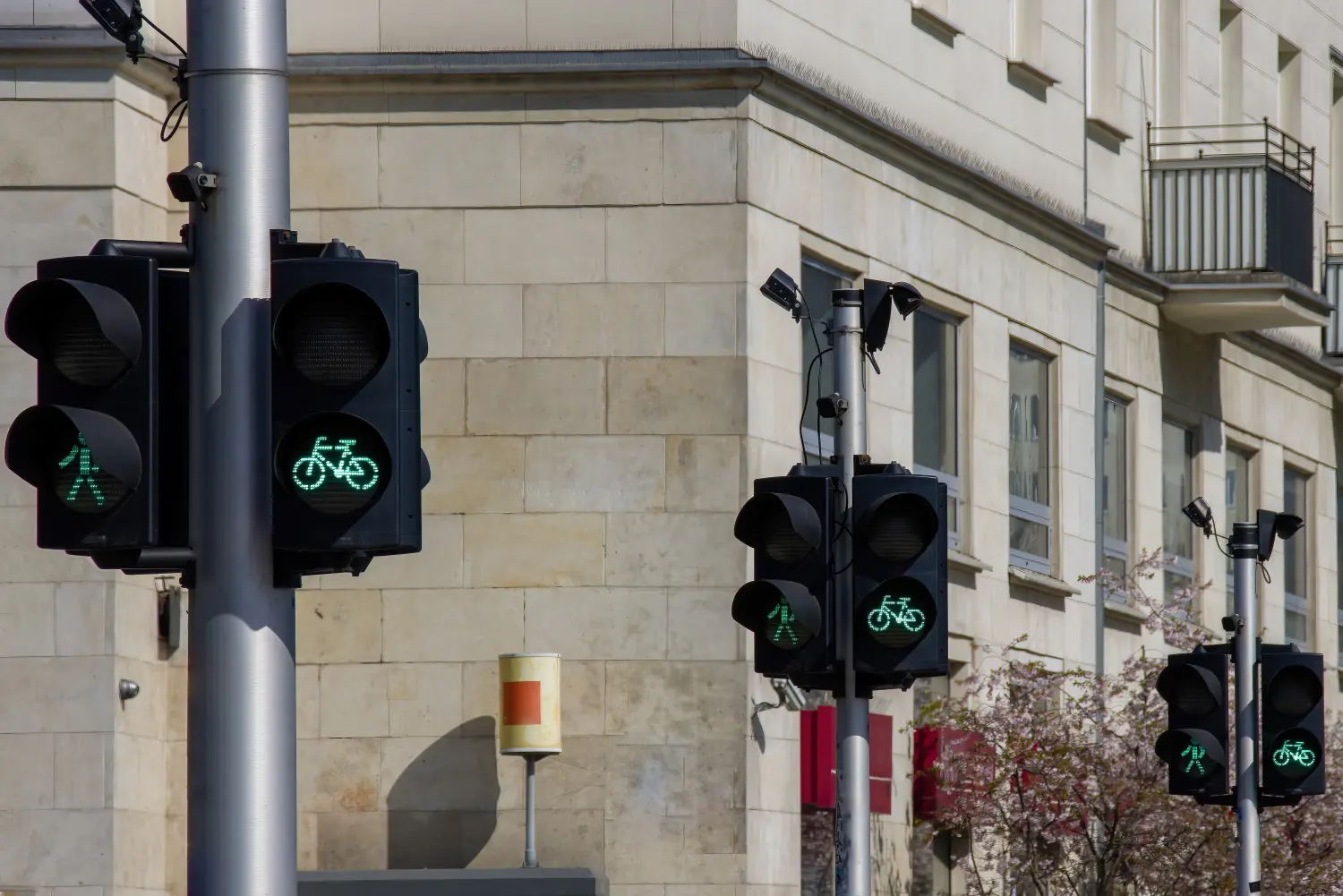 Logos Ingenieurplanungs GmbH – Das Bild zeigt eine Reihe elektronischer Verkehrsleittafeln über einer Autobahn, die wahrscheinlich Fahrstreifensperrungen oder Geschwindigkeitsbegrenzungen zur Verkehrsregelung anzeigen.